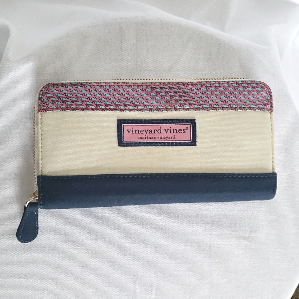 Vineyard Vines Zippered Wallet